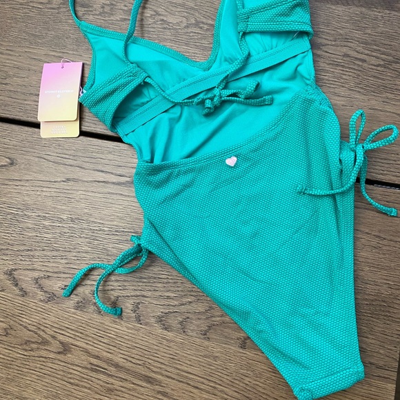 Women’s deep v-neck textured Stoney clover one piece bathing suit. Green, XS. - Picture 6 of 7